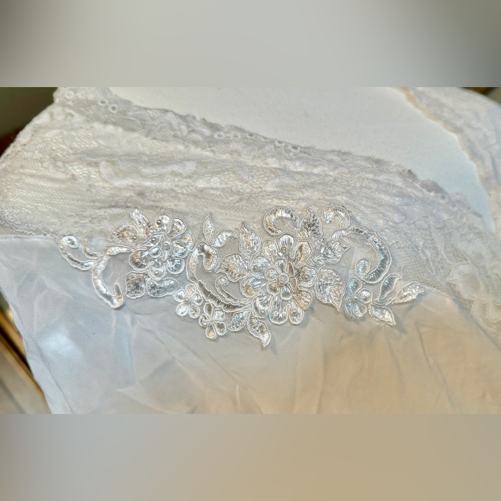 Elegant White Lace Robe - Picture 6 of 13